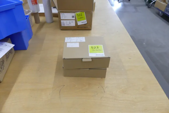 Konvolut Leuchten & Elektrozubehör Umfang: 2x Karton mit Inhalt